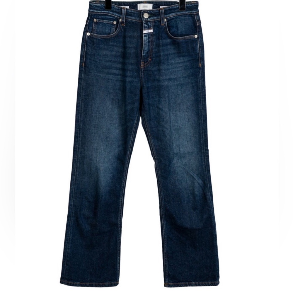 Closed. Straight leg jeans.